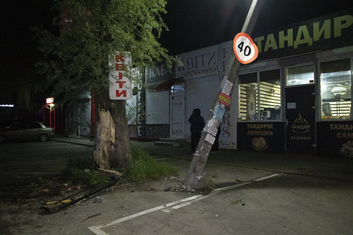 По пути внедорожник снес бетонный столб