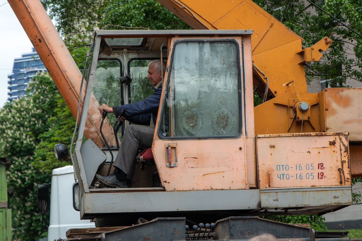 На локации множество техники и рабочих