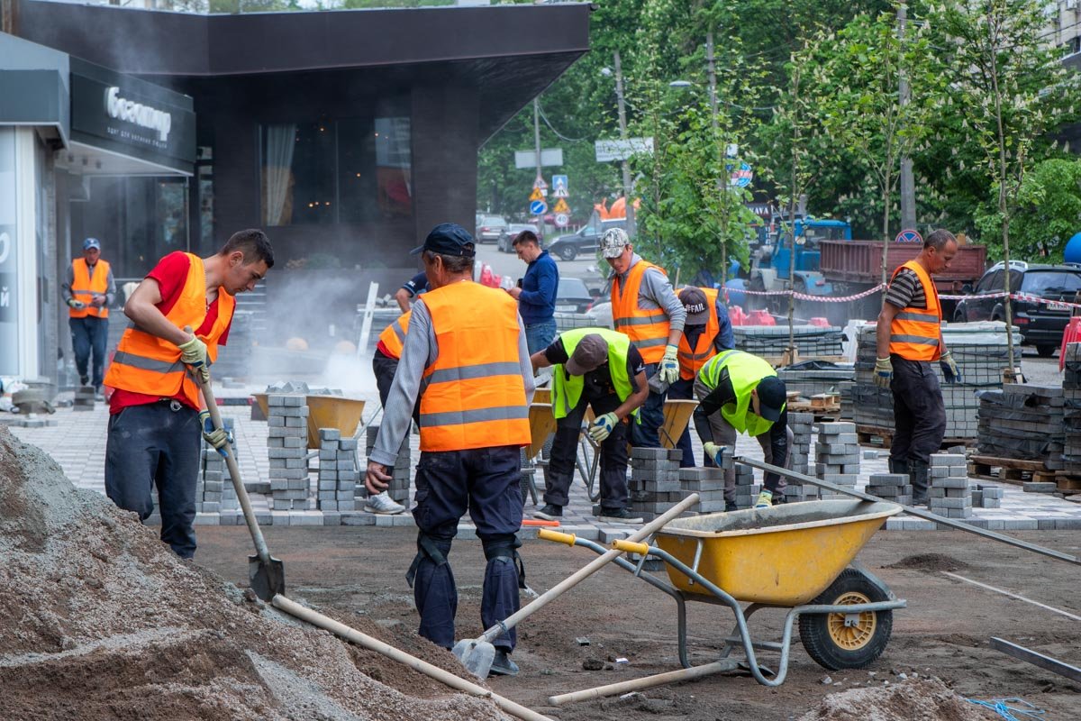 Дорожники приступили к укладыванию плитки 