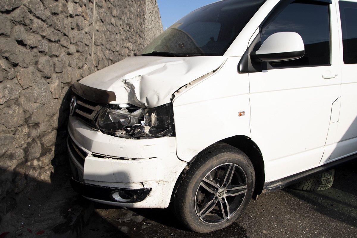 От удара минивэн отбросило в стену