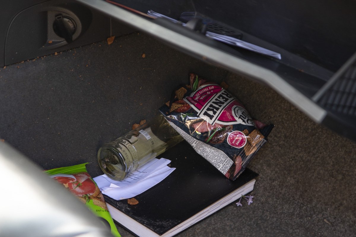 В салоне SsangYong находились пустые бутылки из под коньяка 