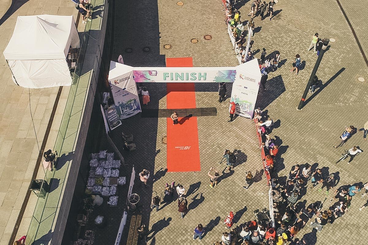 Желающие могли проверить свои силы в составе команды, а если вы пока не готовы преодолеть 42 километра самостоятельно, можно поучаствовать в эстафете