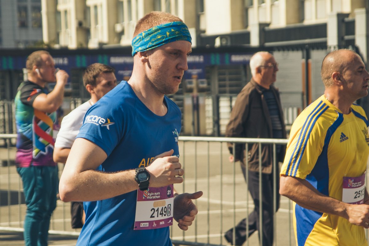 Кто-то бежал с улыбками на лице, а некоторые были очень сосредоточены и серьезными Кто-то бежал с улыбками на лице, а некоторые были очень сосредоточены и серьезными