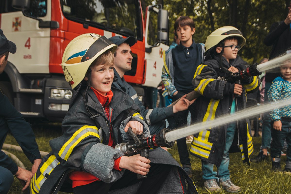 Ну и что, что наряд велик, профессионалу не помешает ничего 