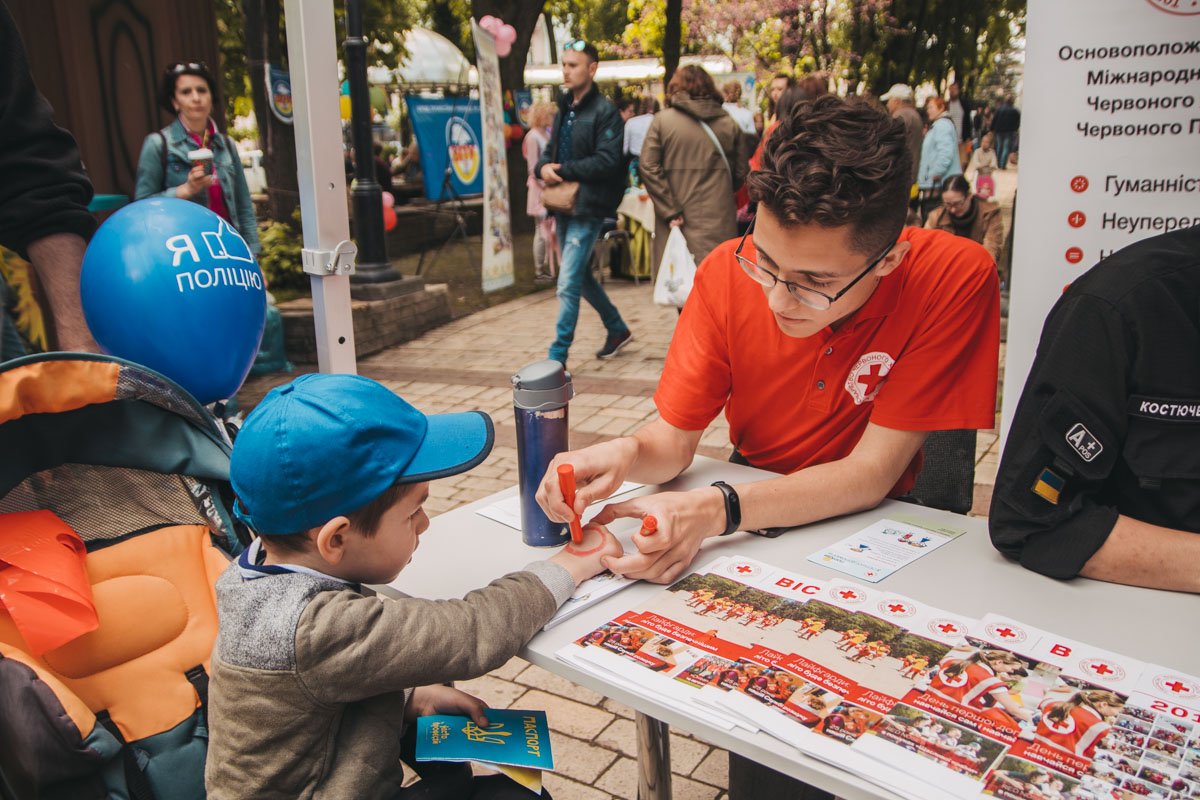 Тут детки могли стать частью Общества Красного Креста 