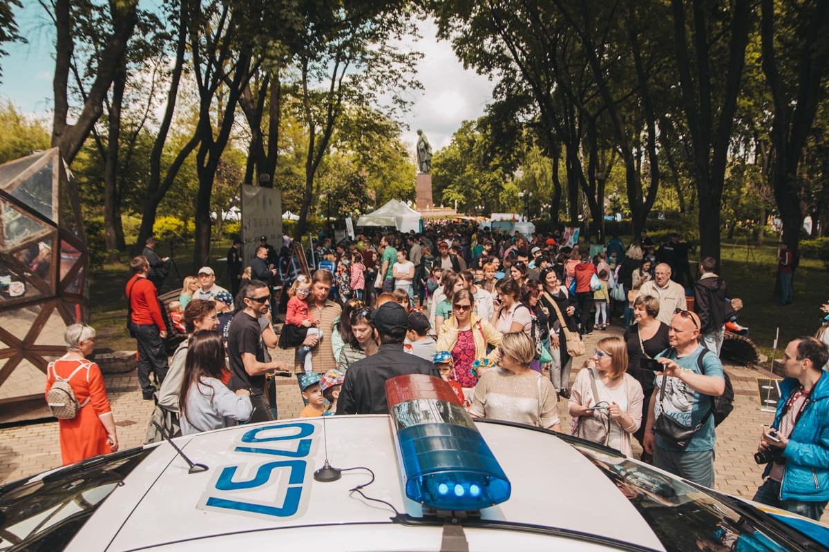 Самые большие очереди были к полицейским и к спасателям 