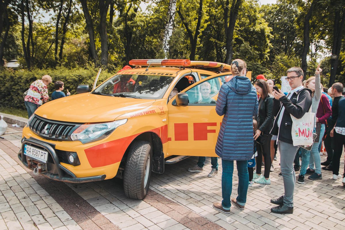 Для деток просто посидеть в профессиональной машине - уже большая часть и радость 