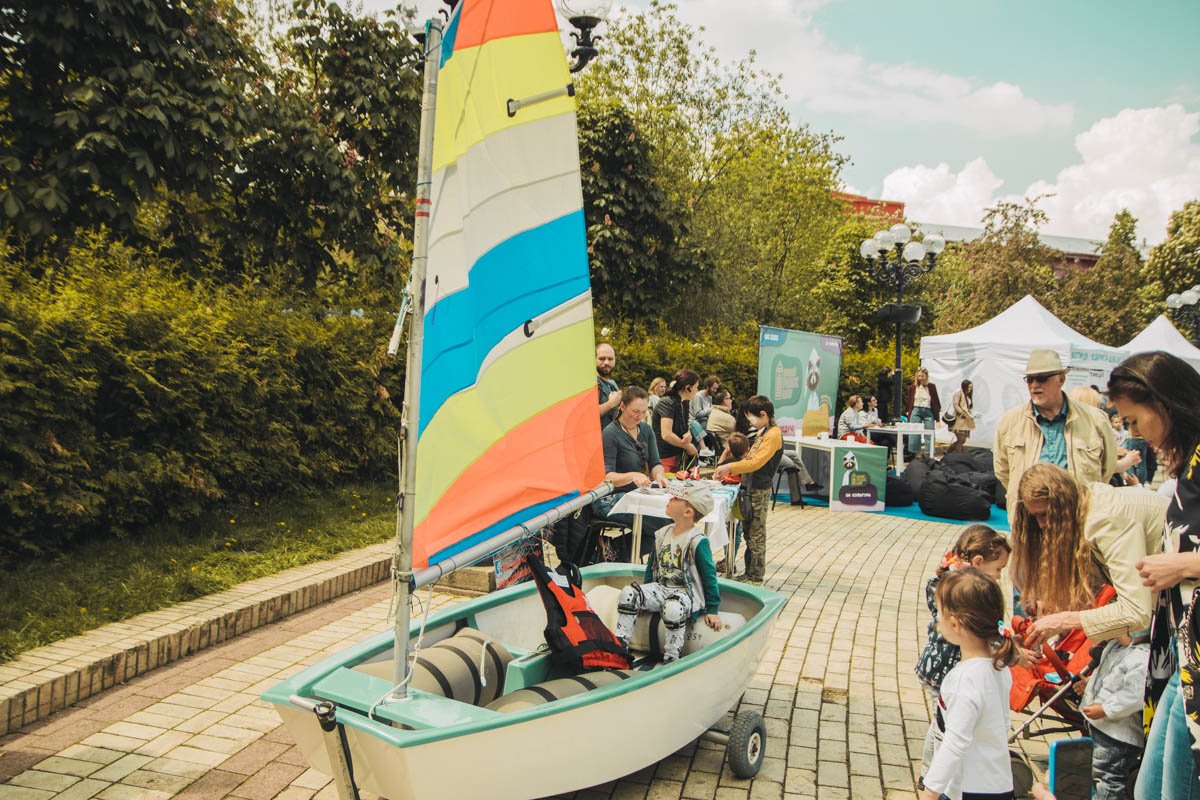 А уж посидеть в лодке спасателей - вообще восторг!