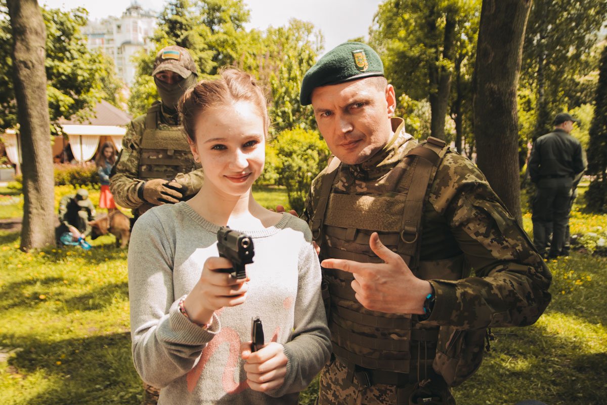 Настоящее оружие в руках - это вам не шутки