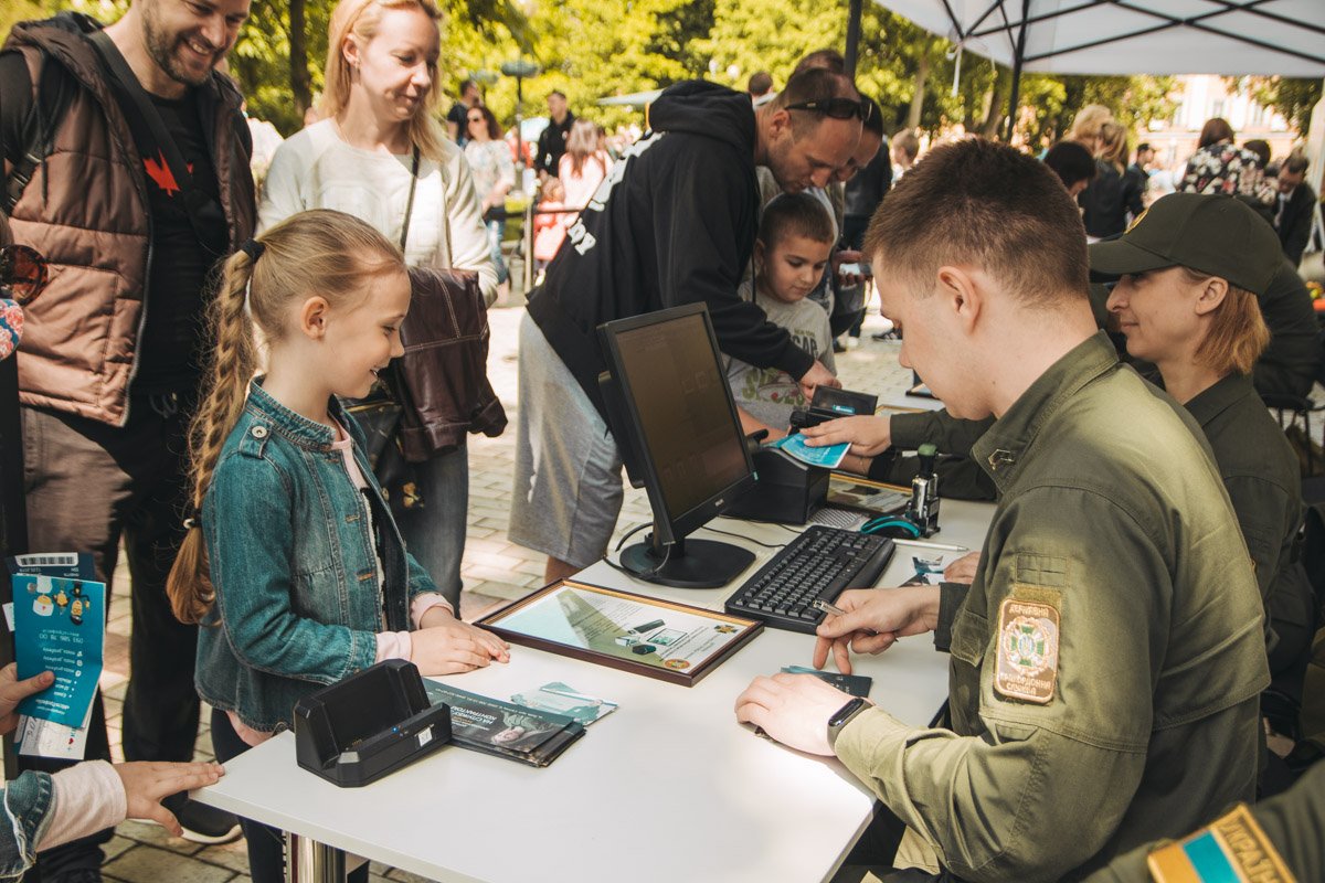 Дети любят играть в профессии, но увидеть все своими глазами и пообщаться с профессионалами - всегда вдвойне интереснее 