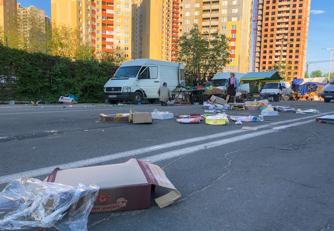 Это традиционное событие выходного дня и так же традиционно после него продавцы оставляют горы мусора