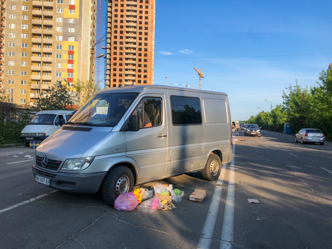 Эта ярмарка перекрывает половину дороги, а именно три полосы движения от метро Ипподром в сторону улицы Ломоносова