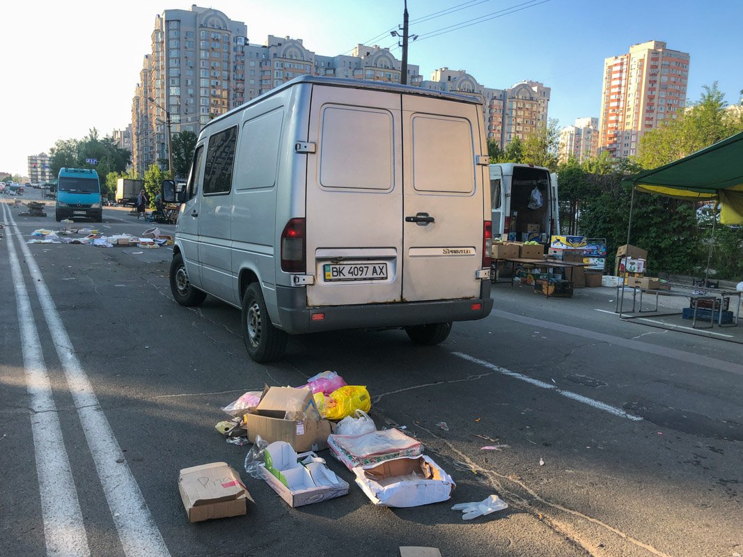 Благо, следом за ярмаркой уже припаркован коммунальный спецтранспорт и этот мусор убирают