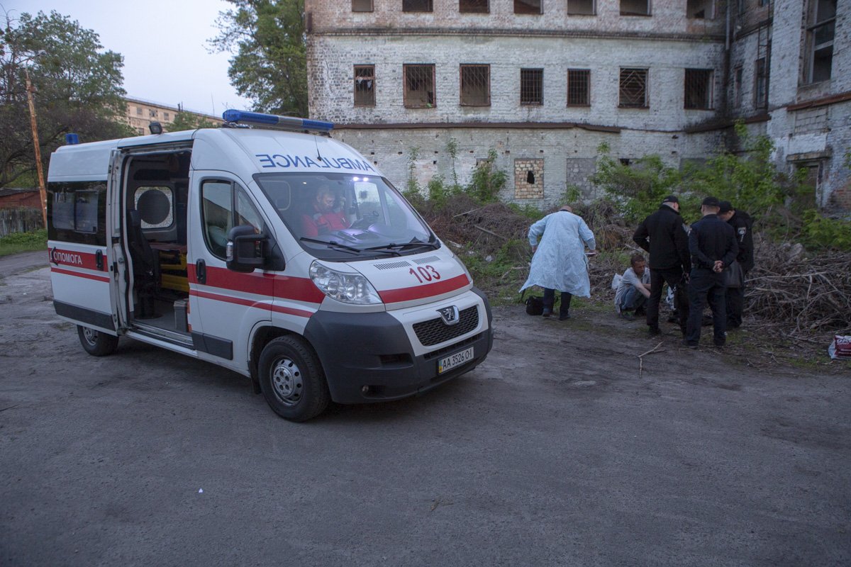 Медики и криминалисты установили, что тело находится в помещении не менее недели Медики и криминалисты установили, что тело находится в помещении не менее недели