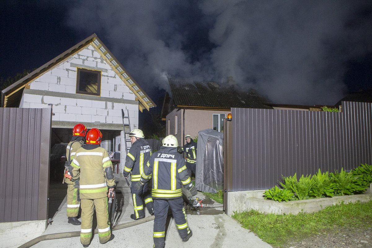 По словам хозяев дома, перед пожаром они слышали хлопок, похожий на взрыв По словам хозяев дома, перед пожаром они слышали хлопок, похожий на взрыв