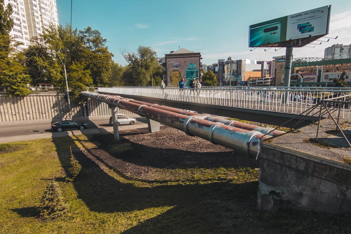 На Борщаговке отремонтировали пешеходный мост