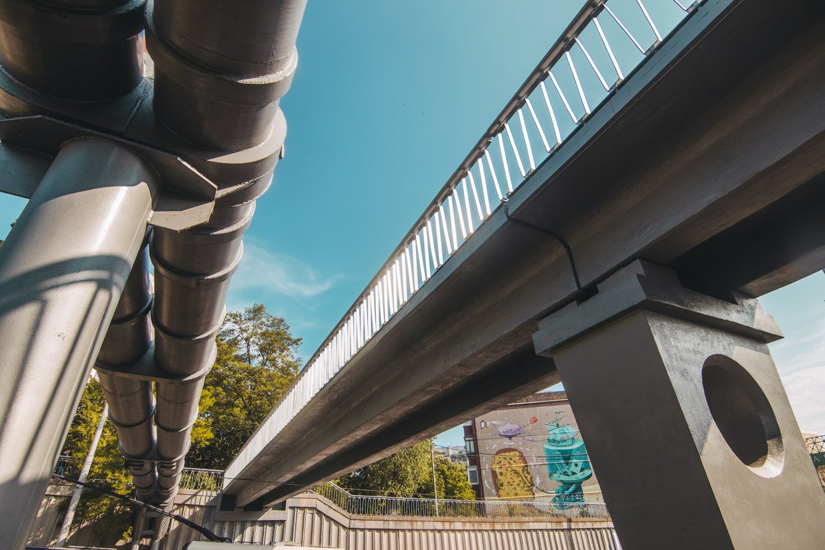 Мост находится на пересечении улиц Борщаговской и Вадима Гетьмана