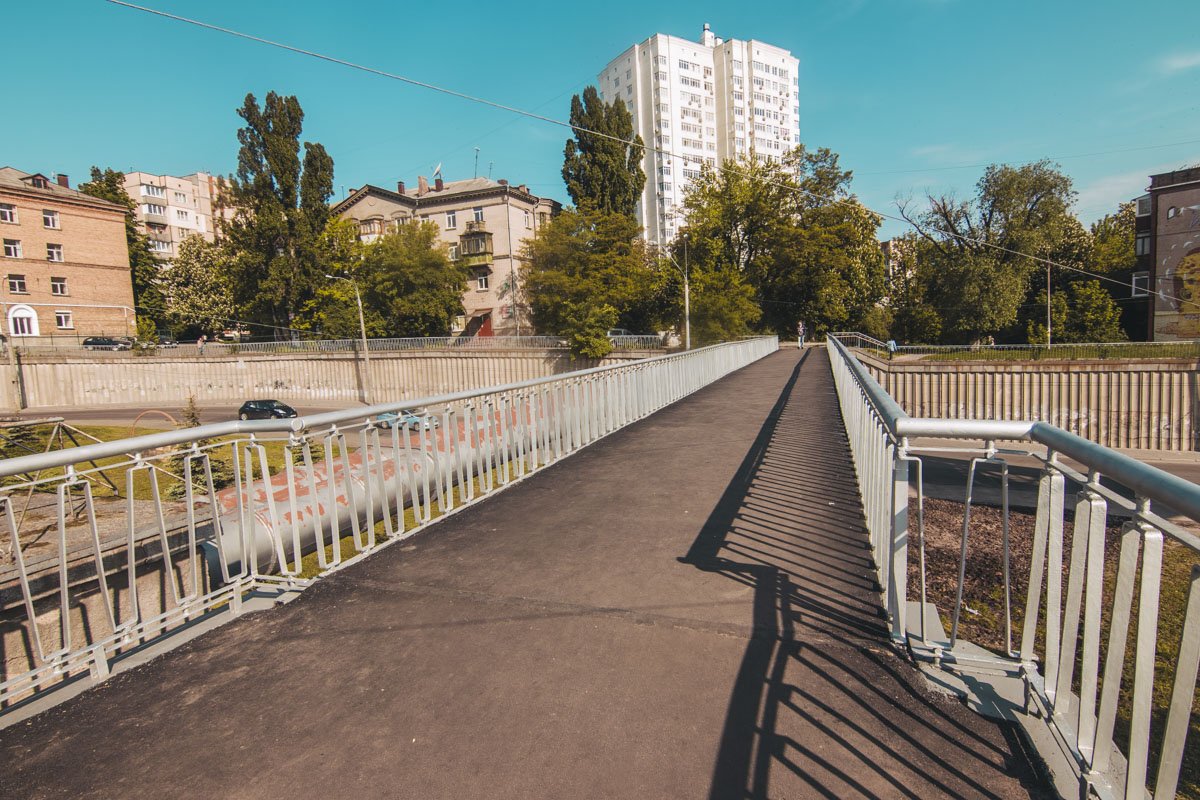 В Киеве на Борщаговской отремонтировали пешеходный мост: как он выглядит сейчас 3