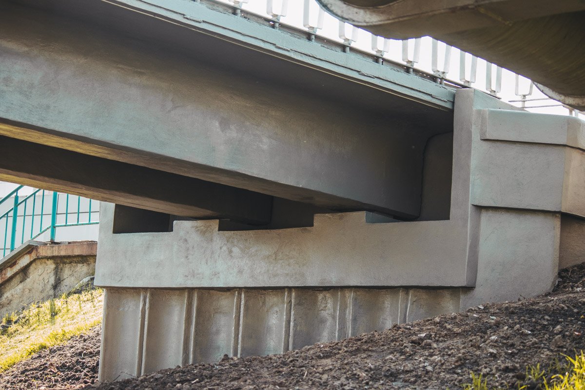 Обновили и привели в надлежащий вид пролетные строения, ригели и опоры пешеходного моста