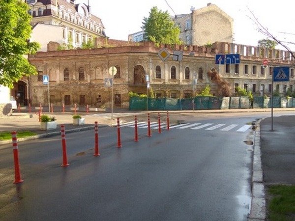 На улице Борисоглебской установили столбики На улице Борисоглебской установили столбики