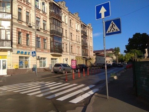 Также нанесли разметку на наземных пешеходных переходах Также нанесли разметку на наземных пешеходных переходах