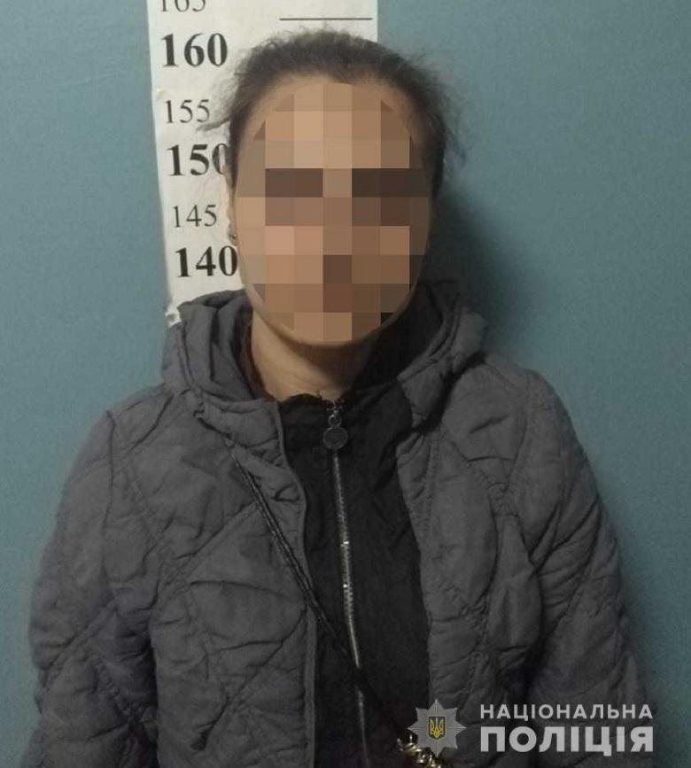 26-летняя гадалка подошла спросить адрес, предложила снять порчу и ограбила девушку