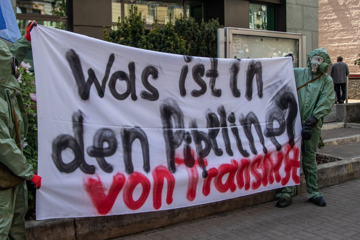 На акцию пришло около 6 человек, двое из них были одеты в костюмы химической защиты