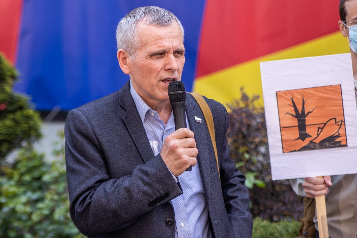 Активисты под посольством Германии в Украине требовали от международной общественности провести аудит российской нефтедобычи