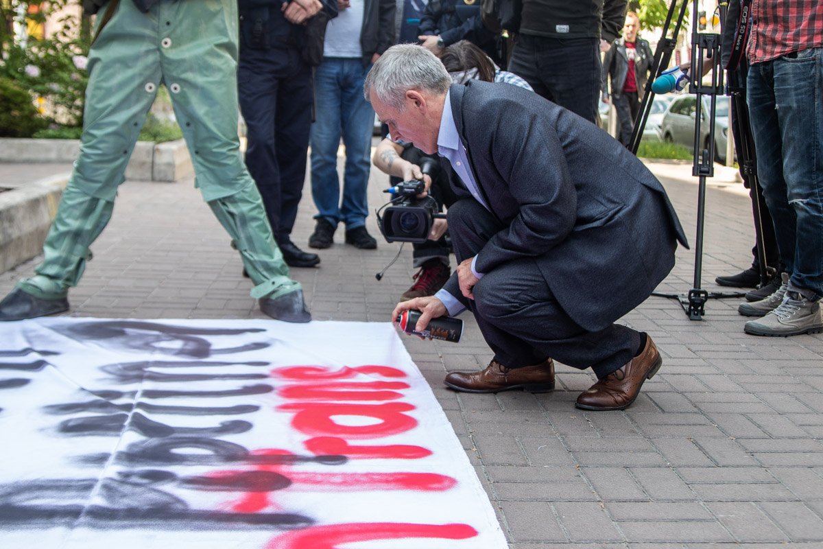Участники пикета развернули возле входа в посольство большой транспарант с надписью "Что в трубах Транснефти?".