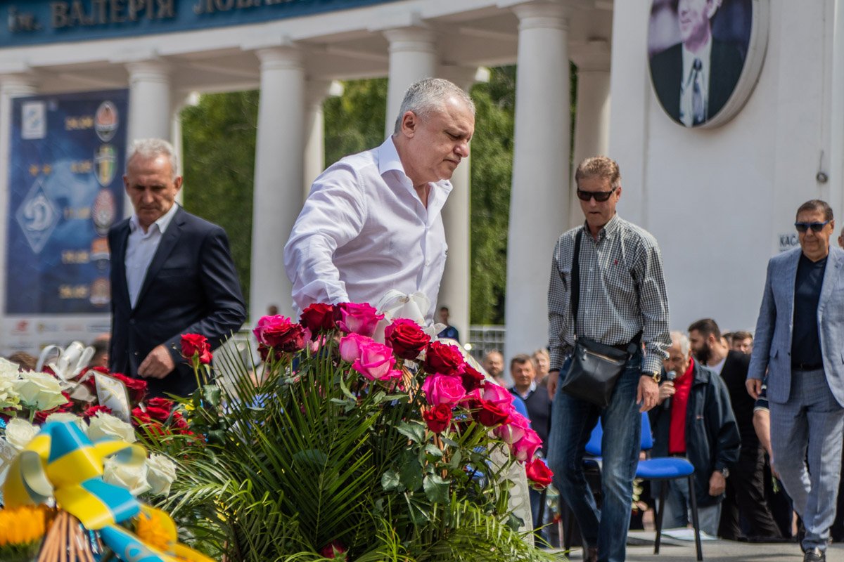 Первым возложил цветы к памятнику президент киевского клуба Игорь Суркис Первым возложил цветы к памятнику президент киевского клуба Игорь Суркис