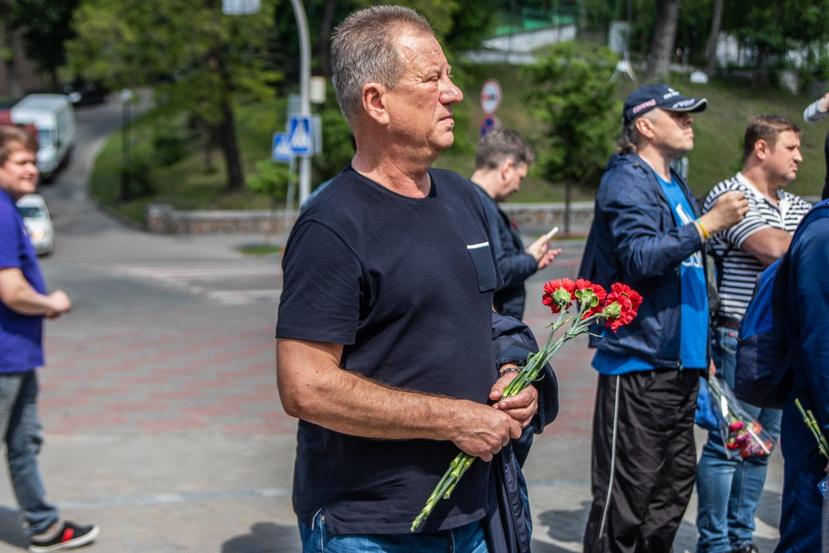 Также на мероприятии присутствовали такие известные футбольные личности, как Александр Ищенко... Также на мероприятии присутствовали такие известные футбольные личности, как Александр Ищенко...
