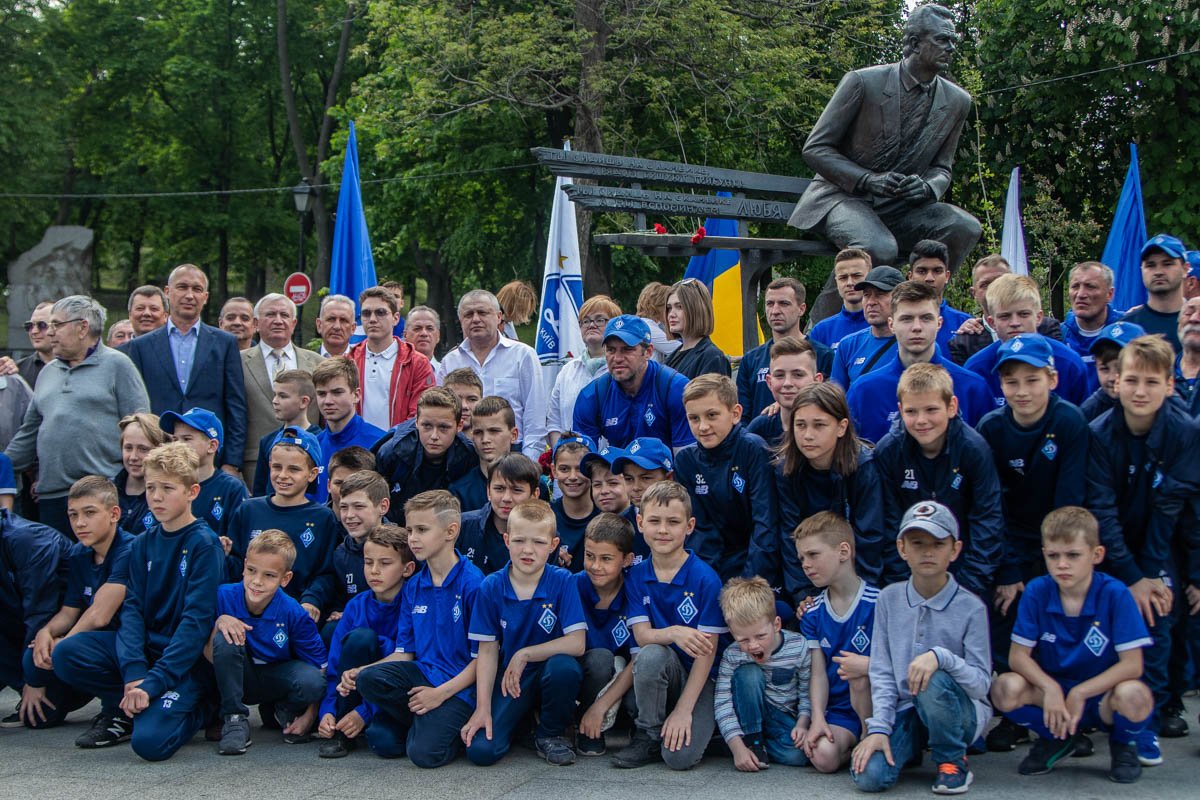 Почтить память Валерия Васильевича пришли около ста людей Почтить память Валерия Васильевича пришли около ста людей