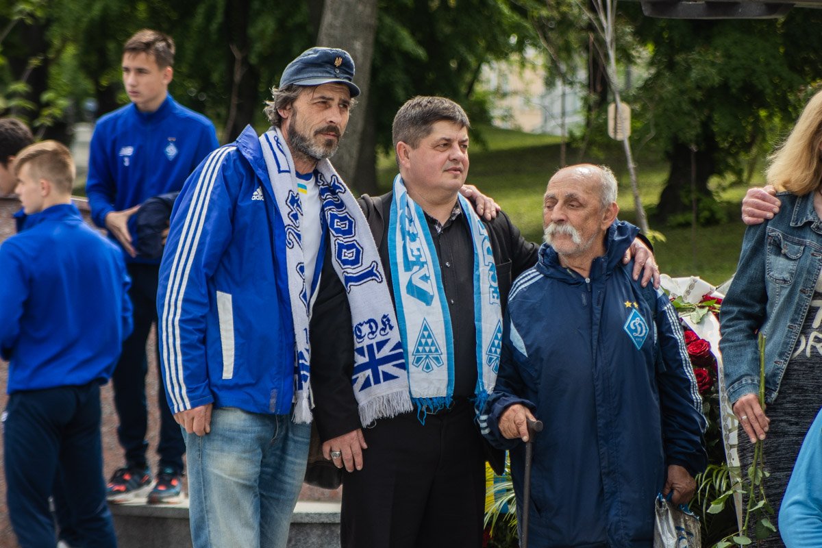 Кроме Парамона, церемонию посетили старые фанаты "Динамо", который уже не один десяток лет активно поддерживают команду дома и на выезде Кроме Парамона, церемонию посетили старые фанаты "Динамо", который уже не один десяток лет активно поддерживают команду дома и на выезде