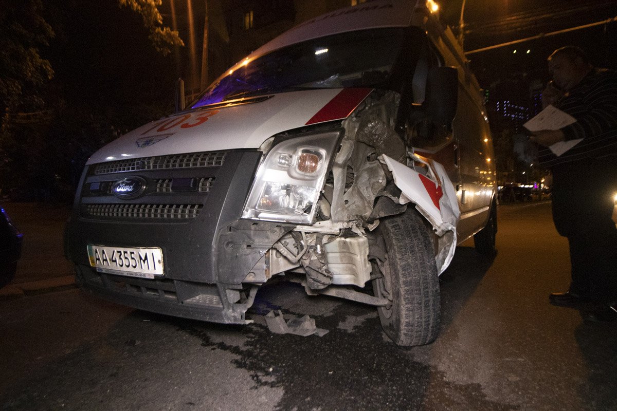 В Киеве на проспекте Победы, 7 произошло ДТП с участием кареты скорой помощи