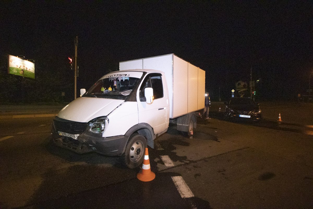 В Киеве на перекрестке возле Пущи-Водицы произошло ДТП с потерпевшими
