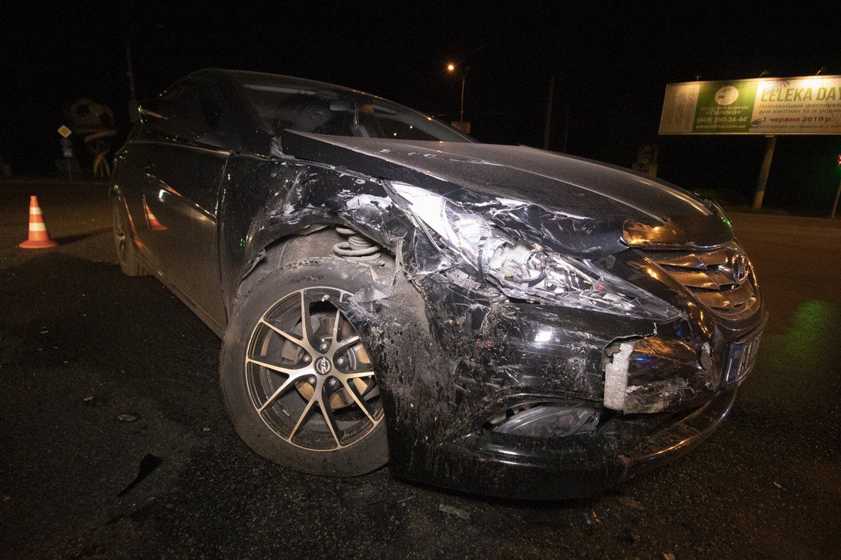 Hyundai Sonata и грузовик "Газель" двигались навстречу друг другу, и водитель "корейца" попробовал повернуть, не пропустив другой автомобиль