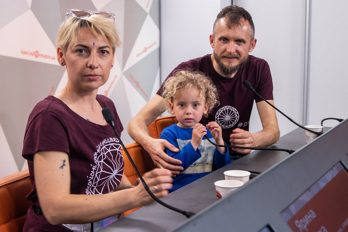 В гостях у медиа-центра "Информатор Киев" побывала семья путешественников-блогеров В гостях у медиа-центра "Информатор Киев" побывала семья путешественников-блогеров