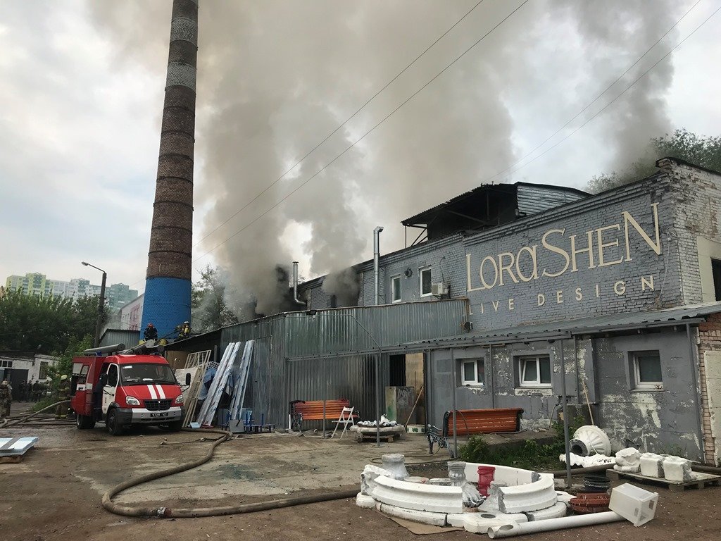 По адресу улица Максимовича, 10 произошел пожар в двухэтажном цеху дизайнерских изделий