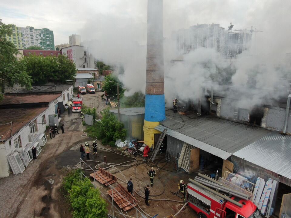 На место оперативно прибыли спасатели, пожару присвоили повышенный ранг сложности