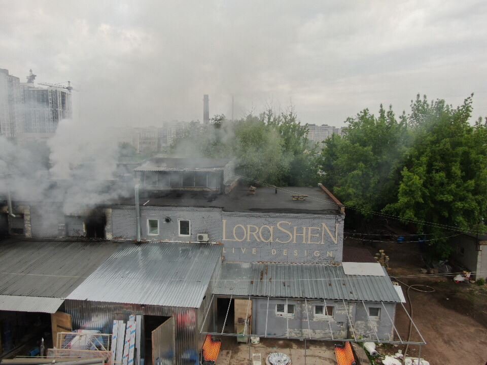 Внутри находились канистры с топливом и маслом, а также газовые и кислородные баллоны