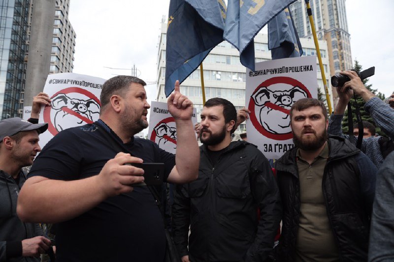 Руководитель центрального штаба Нацкорпуса Родион Кудряшов, справа - глава пресс-службы Национальных Дружин Игорь Вдовин