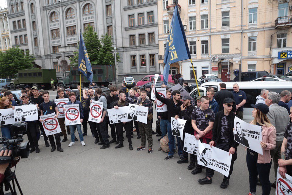 Национальный корпус и Нацдружины пришли под Конституционный суд 