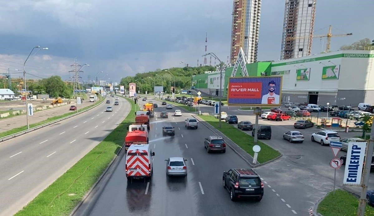 Уборка проводится с помощью специальной техники Уборка проводится с помощью специальной техники