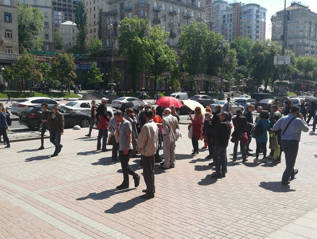 Люди ждали, когда к ним выйдет Виталий Кличко Люди ждали, когда к ним выйдет Виталий Кличко