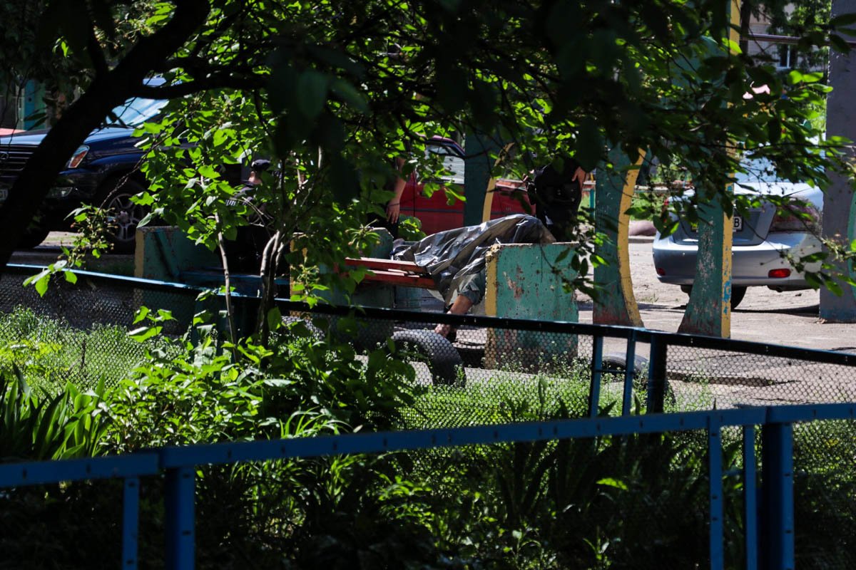 Во вторник, 14 мая, в Киеве по адресу проспект Владимира Маяковского, 12б обнаружили труп мужчины