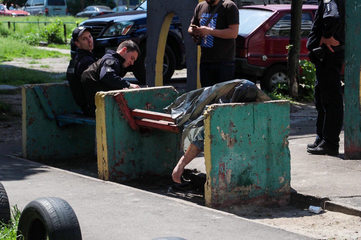 Тело находилось на лавочке во дворе жилого дома