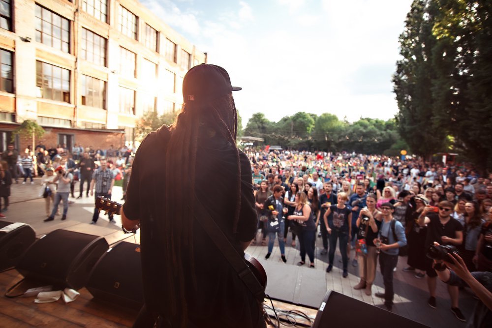 Живые выступления и бокальчик (или два) хмельного - идеально