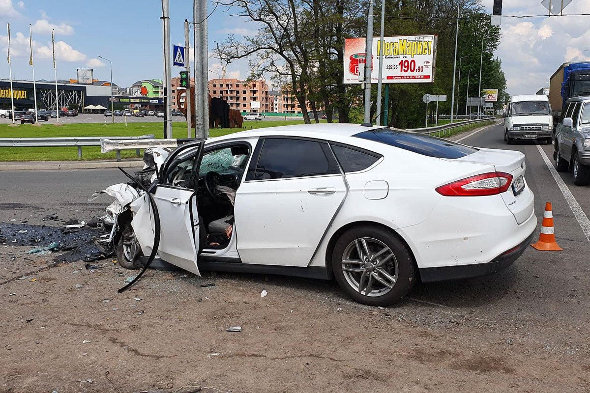 Водителя Ford зажало в салоне Водителя Ford зажало в салоне