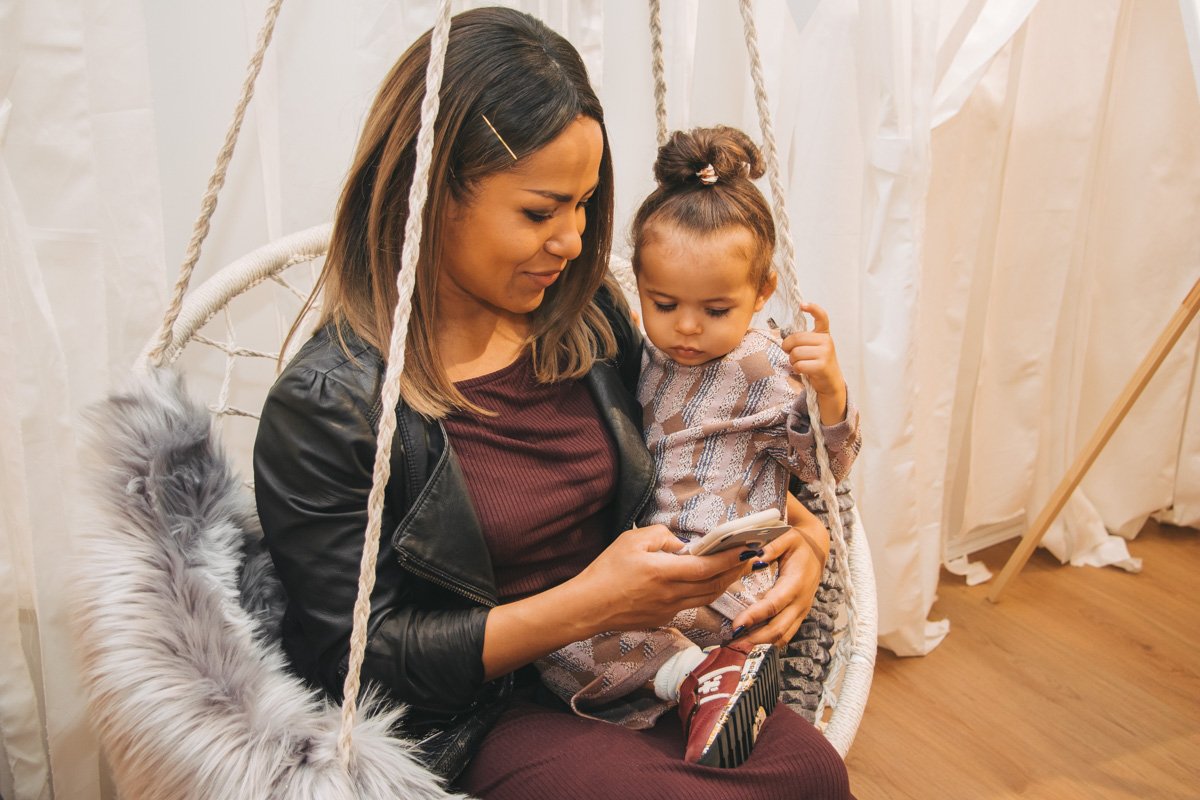 Гайтана посетила презентацию с маленькой дочкой Гайтана посетила презентацию с маленькой дочкой