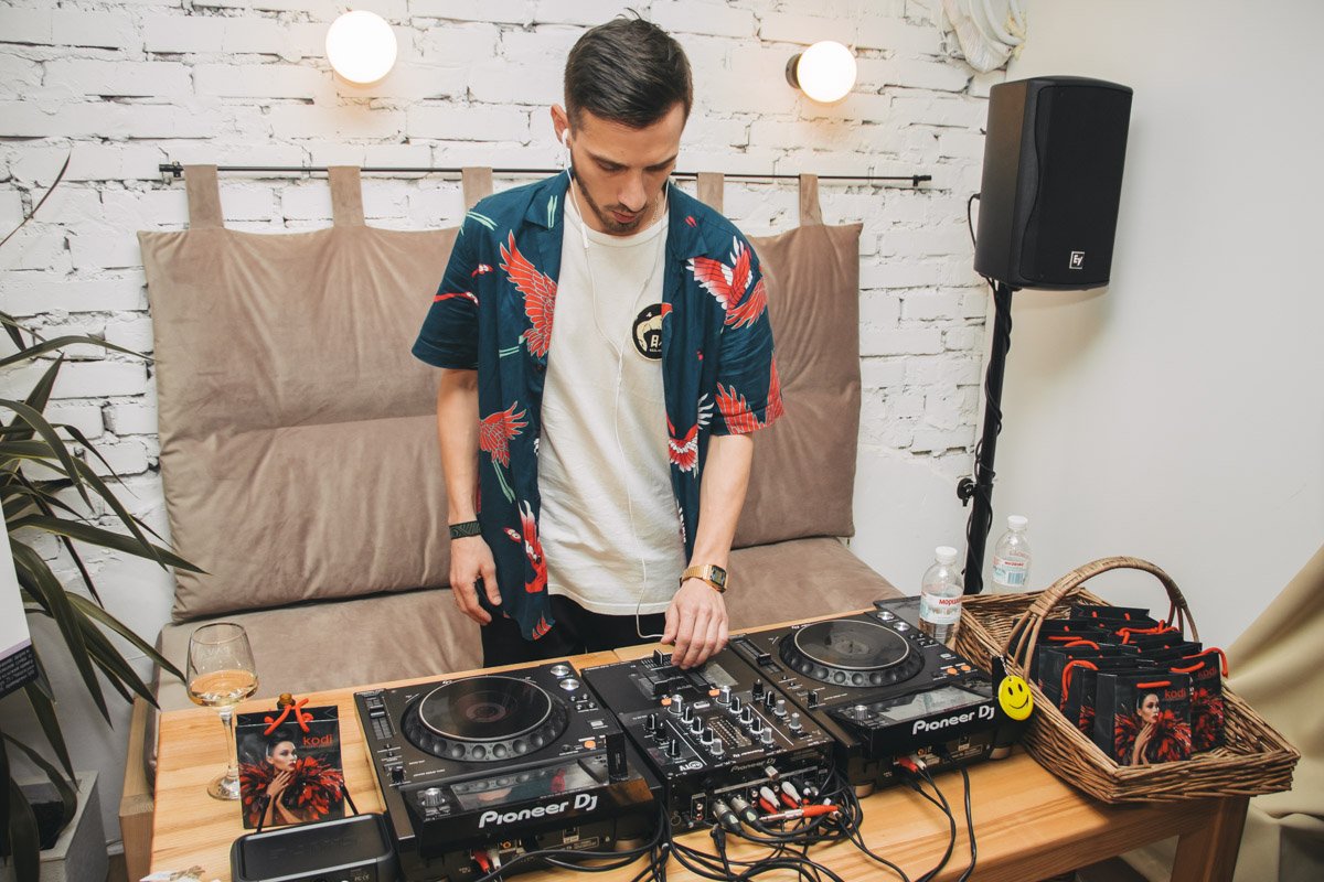 На протяжении всего мероприятия играла прекрасная музыка На протяжении всего мероприятия играла прекрасная музыка